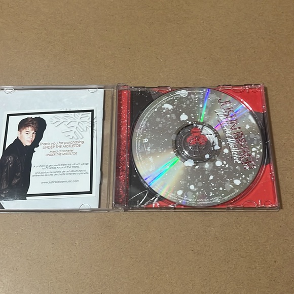 Justin Bieber Under the Mistletoe - Picture 3 of 4